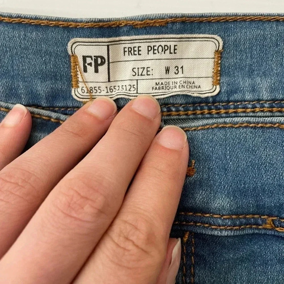 3 FOR $15 Free People Straight Leg Cropped Jeans Mid/High Rise Size 31 - Picture 7 of 7